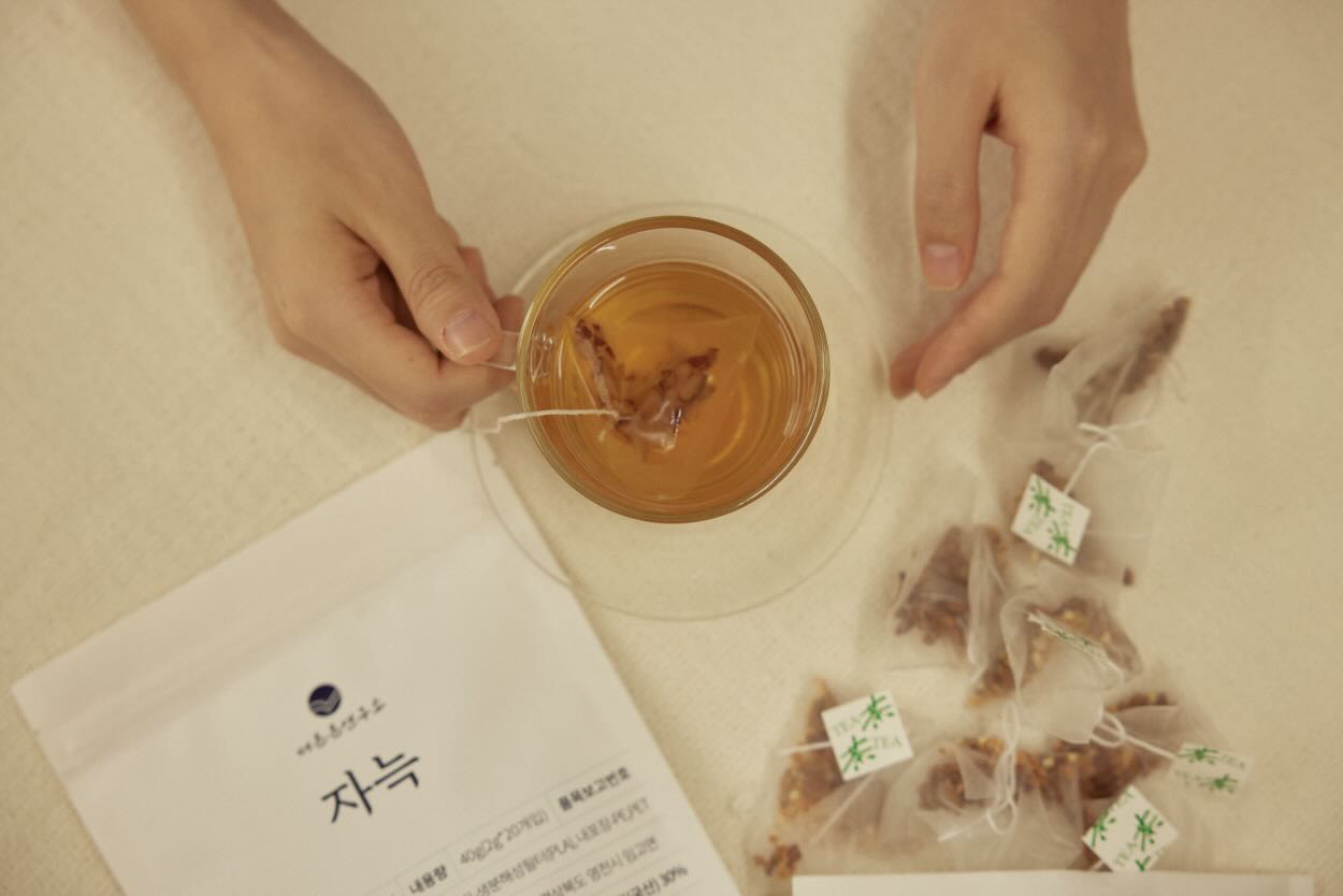슬로담 자늑 수면차와 함께 책을 읽는 저녁 — 따뜻한 조명 아래 비움의 시간