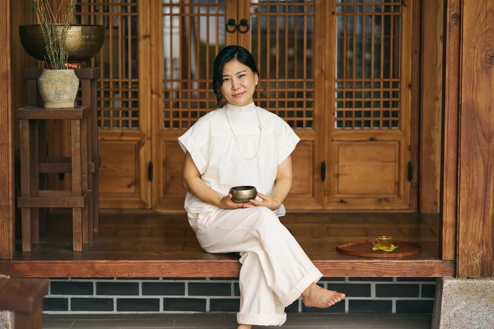 DOHO 대표 — 한옥 대청마루에 앉아 싱잉볼을 들고 있는 모습