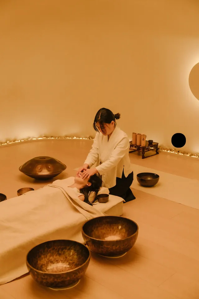 DOHO 싱잉볼 테라피 — 따뜻한 조명 아래 소리로 몸을 돌보는 시간